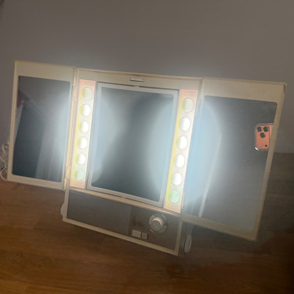 Vintage Clairol True-to-Light III Lighted Tri-Fold Makeup Mirror 4 Setting Retro